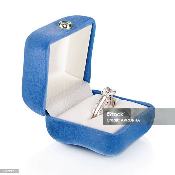 Luxo Diamante Anel De Casamento Em Caixa De Veludo Azul Seda - Fotografias de stock e mais imagens de Anel de Noivado