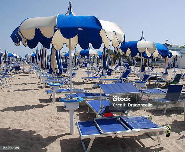 Ombrelloni Blu E Bianco - Fotografie stock e altre immagini di Ambientazione esterna - Ambientazione esterna, Bianco, Blu