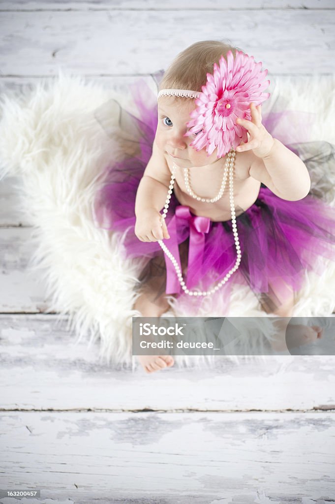 Linda niña bebé mirando hacia arriba - Foto de stock de 6-11 meses libre de derechos