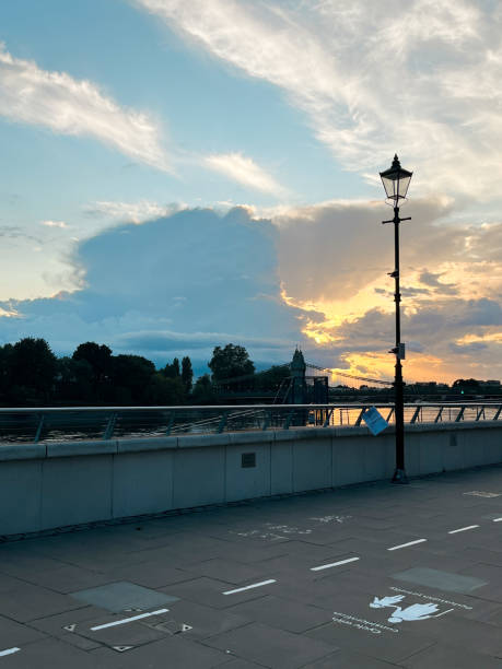 fußweg entlang der hammersmith bridge und der themse in london - apartment row house comfortable house stock-fotos und bilder