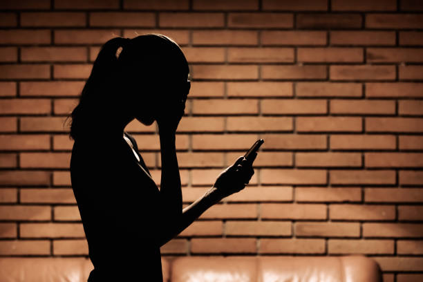 Traurige emotionale Frau, die Telefon hält und schlechte Nachrichten erhält – Foto