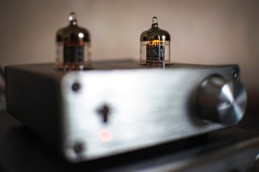 Tube silver amplifier with selective focusing on one radio tube in operation