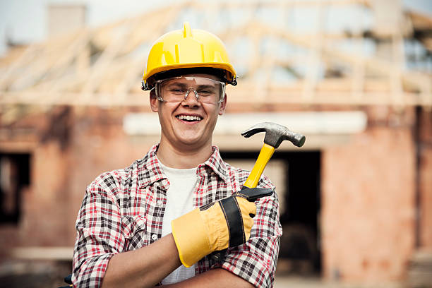trabalhador da construção civil com martelo - home improvement work tool hammer portrait imagens e fotografias de stock