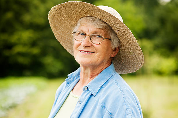 ritratto di donna anziana - manual worker glasses gardening domestic life foto e immagini stock