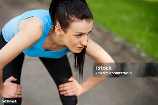 Mujer Cansada Después De Trotar Foto de stock y más banco de imágenes de Azul - Azul, Camiseta de tirantes, Maratón