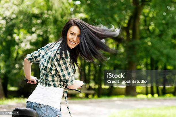 Foto de Mulher Jovem Feliz Com Bicicleta No Parque e mais fotos de stock de 20 Anos - 20 Anos, 20-24 Anos, Adolescência