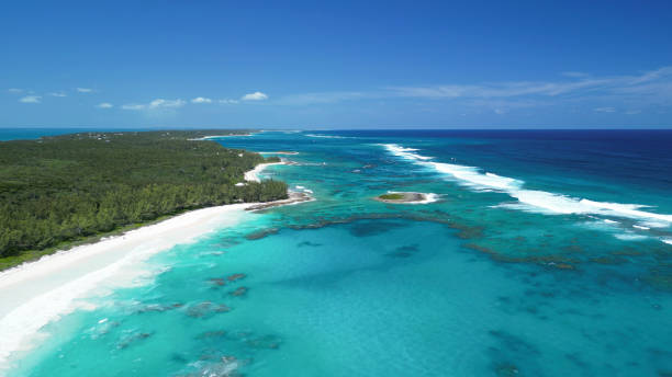 живописный вид с воздуха на побережье и карибское море - eleuthera island стоковые фото и изображения