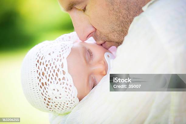 Ojciec I Noworodków - zdjęcia stockowe i więcej obrazów 0 - 11 miesięcy - 0 - 11 miesięcy, 0-1 miesięcy, Całować