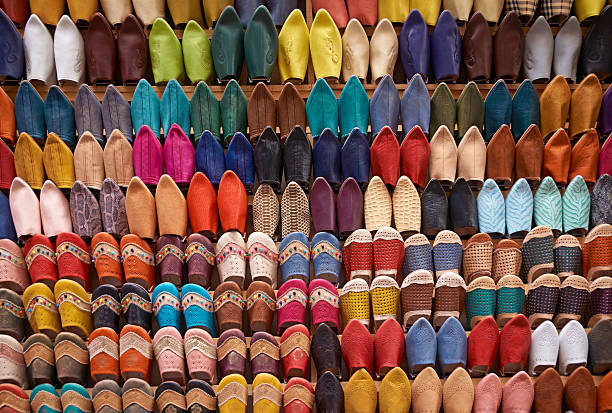 shopping für die marokkanische hausschuhe - craft market morocco shoe stock-fotos und bilder