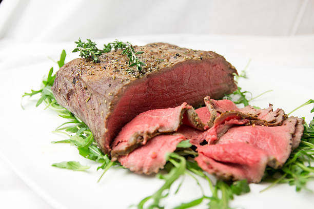 roastbeef rosa gebraten - roast beef beef roasted portion imagens e fotografias de stock