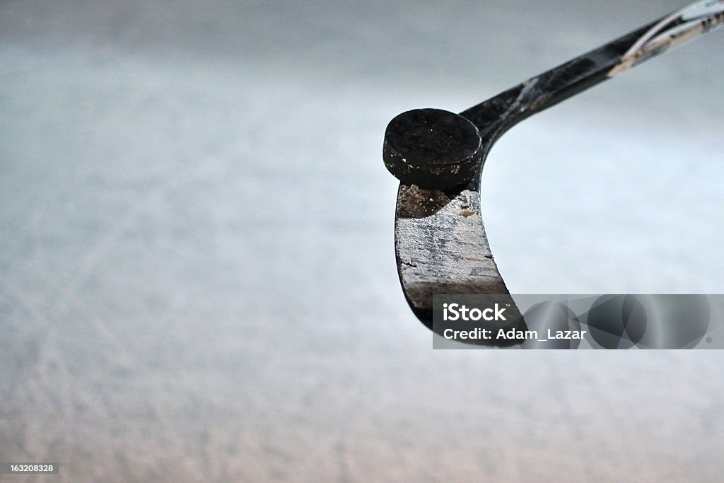 Palo de Hockey sobre hielo y Puck - Foto de stock de Deporte libre de derechos