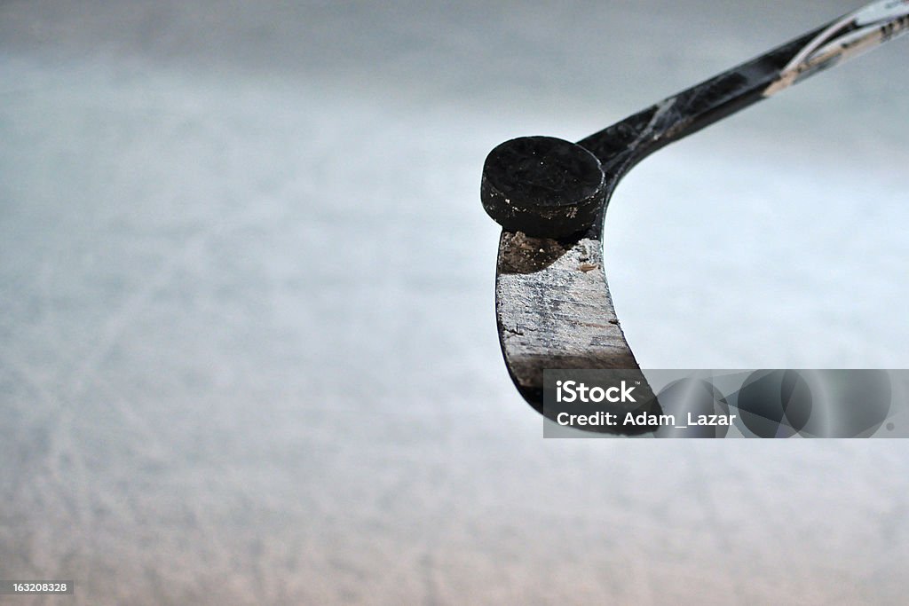 Mazza da Hockey su ghiaccio e disco - Foto stock royalty-free di Bastone da hockey