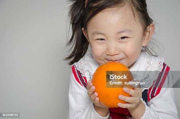 Photo libre de droit de Big Orange banque d'images et plus d'images libres de droit de 2-3 ans - 2-3 ans, Asiatique de l'Est et du Sud-Est, Cheveux noirs