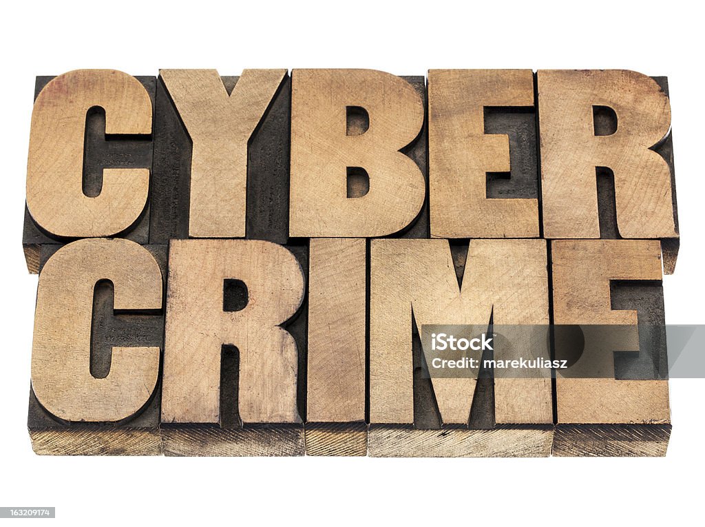 Tipo de delito cibernético en madera - Foto de stock de Anticuado libre de derechos