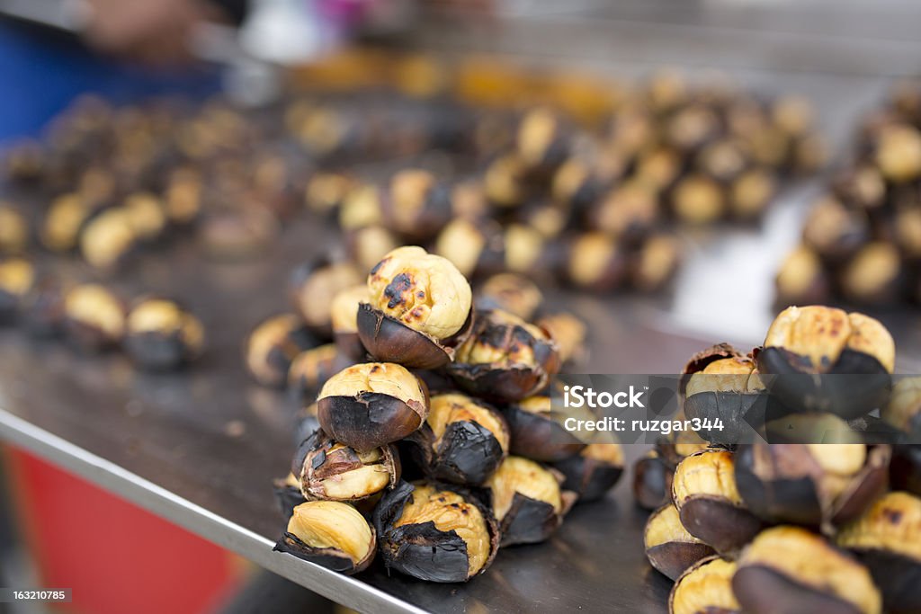 Delizioso arrosto marroni - Foto stock royalty-free di Ambientazione esterna