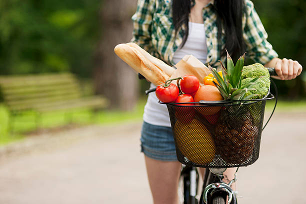 kosz wypełniony owoców i warzyw - bicycle lane zdjęcia i obrazy z banku zdjęć