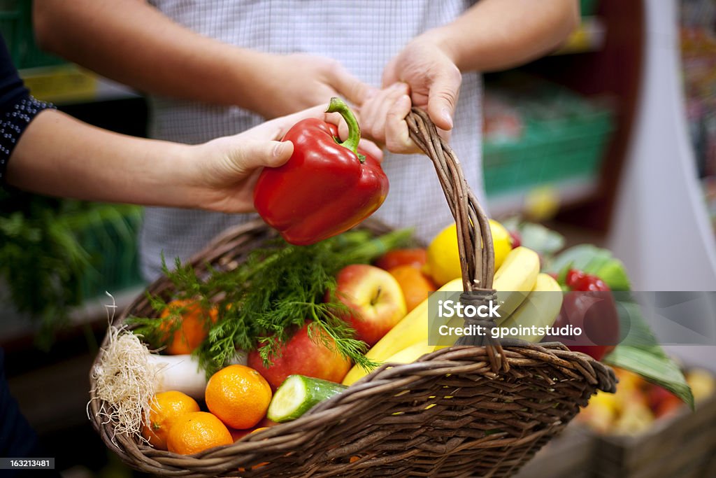 Korb gefüllt gesunde Speisen - Lizenzfrei Apfel Stock-Foto