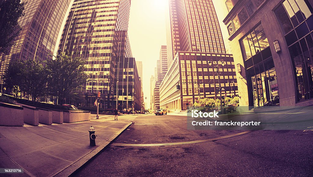 Concetto di Manhattan, quartiere skyscrapper oro - Foto stock royalty-free di Acciaio