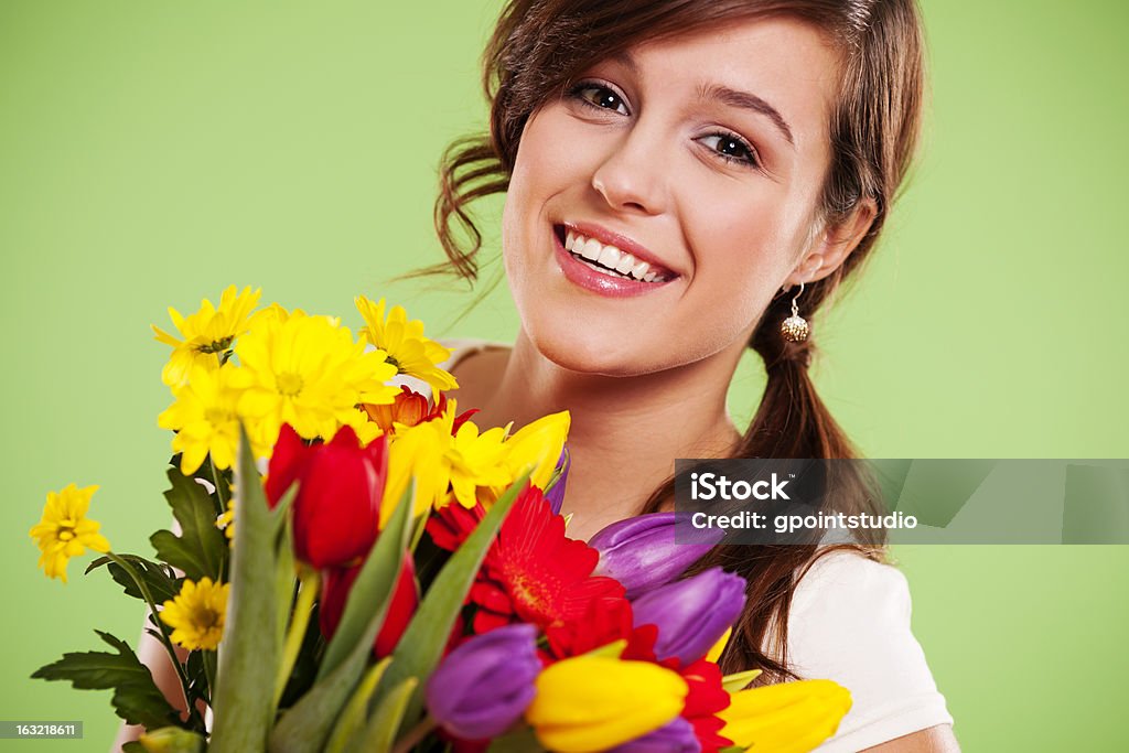 Heureuse jeune femme avec des fleurs - Photo de 20-24 ans libre de droits