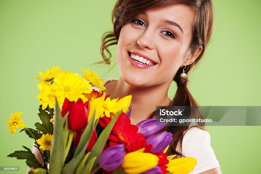 Feliz mulher jovem com flores - Royalty-free 20-24 Anos Foto de stock