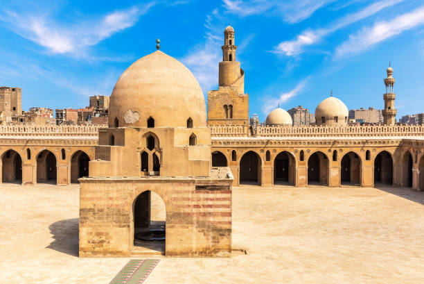 a mesquita de ibn tulun, vista da fonte da ablução, cairo, egito - courtyard arch arabic style cairo - fotografias e filmes do acervo