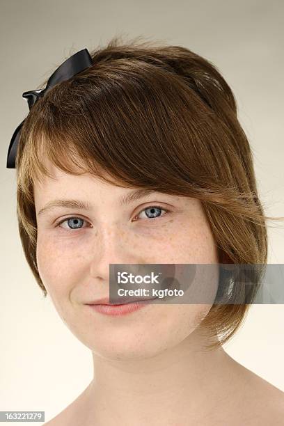 Photo libre de droit de Photo Freckled Jeune Caucasien Fille Avec Yeux Bleus banque d'images et plus d'images libres de droit de 14-15 ans