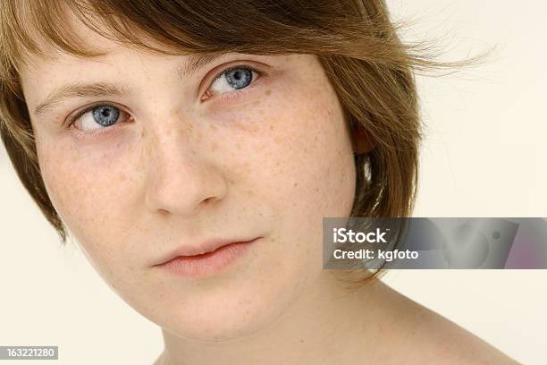 Portret Piękna Młoda Dziewczyna Z Niebieskie Oczy I Freckles - zdjęcia stockowe i więcej obrazów 16-17 lat