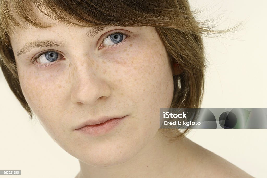 Портрет красивая молодая девушка с голубыми глазами и freckles - Стоковые фото 16-17 лет роялти-фри