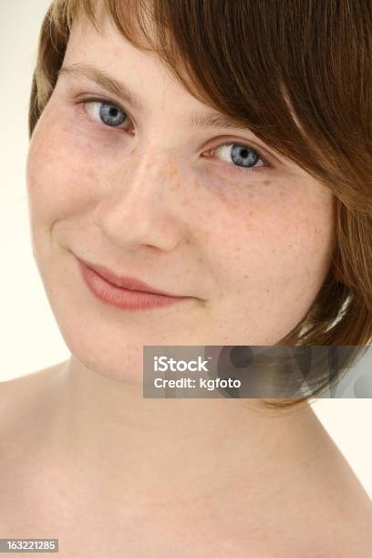 Freckled Ritratto Di Giovane Donna Con Occhi Azzurri - Fotografie stock e altre immagini di 14-15 anni