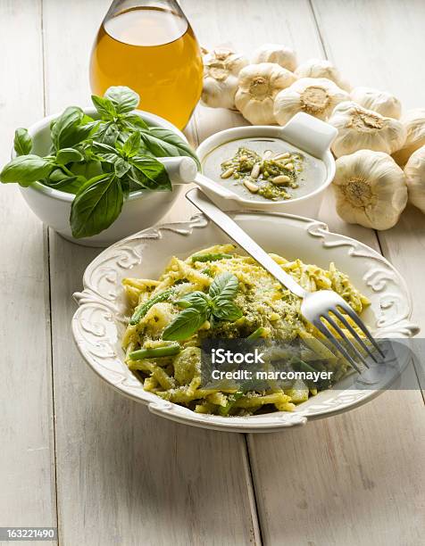 Foto de Macarronada Com Pesto e mais fotos de stock de Alho - Alho, Comida, Comida e bebida