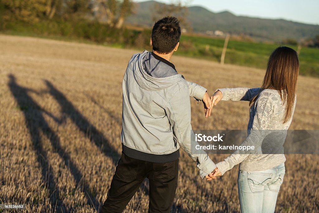 Casal a fazer amor assinar com os braços ao ar livre. - Foto de stock de Adolescente royalty-free