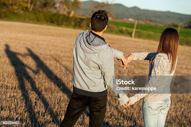 Foto de Casal A Fazer Amor Assinar Com Os Braços Ao Ar Livre e mais fotos de stock de Adolescente