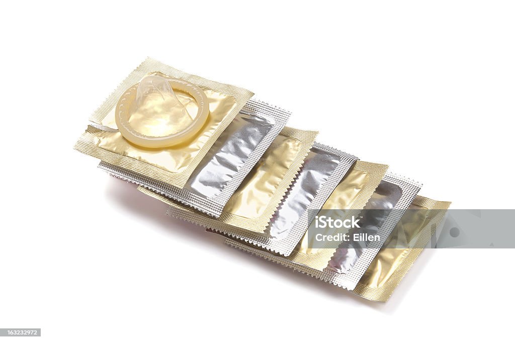 Презерватив пакеты на белом фоне - Стоковые фото Без людей роялти-фри