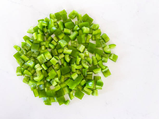 pimiento verde  - chopped green bell pepper pepper bell pepper fotografías e imágenes de stock