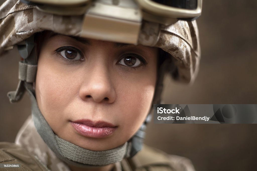 Marine feminino soldado em combater o equipamento - Foto de stock de Adulto royalty-free