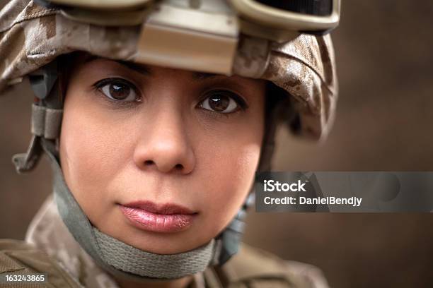 Foto de Marine Feminino Soldado Em Combater O Equipamento e mais fotos de stock de Adulto - Adulto, Afro-americano, Artigo de vestuário para cabeça