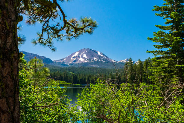 пик ла�ссен, вулканический национальный парк лассен - manzanita lake стоковые фото и изображения