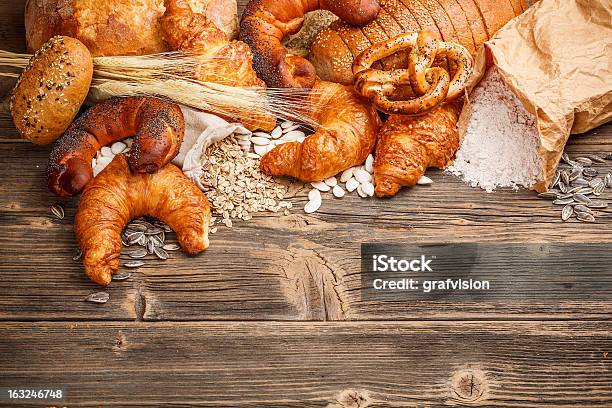 Frescos Croissant - Fotografias de stock e mais imagens de Alimentação Saudável - Alimentação Saudável, Cacete - Pão, Calor