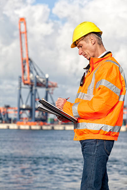 クリップボードと港湾労働者 - engineer environment orange manual worker ストックフォトと画像