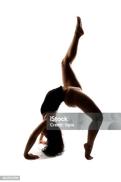 Silhueta De Um Dançarino De Autor - Fotografias de stock e mais imagens de Dançar - Dançar, Silhueta, Só Uma Mulher