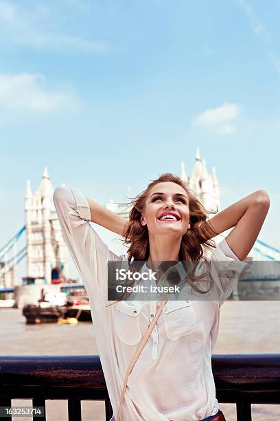 Foto de Feliz Turísticas De Londres e mais fotos de stock de 20-24 Anos - 20-24 Anos, Adulto, Alegria