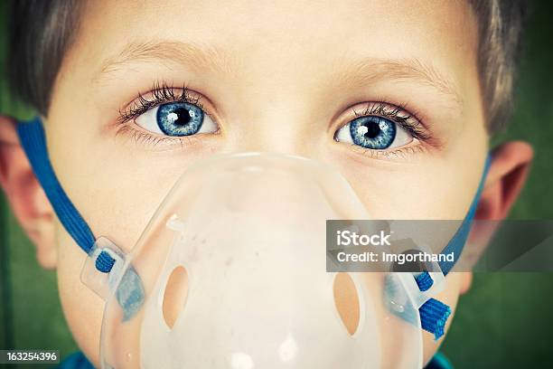 Photo libre de droit de Asthme banque d'images et plus d'images libres de droit de 4-5 ans - 4-5 ans, 6-7 ans, Asthmatique