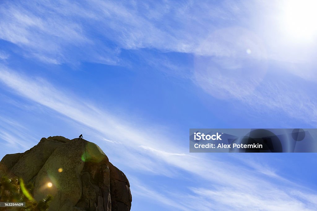 La cima de la montaña con cielo azul - Foto de stock de Adulto libre de derechos