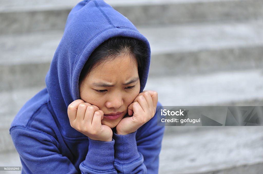 Mujer triste - Foto de stock de 25-29 años libre de derechos