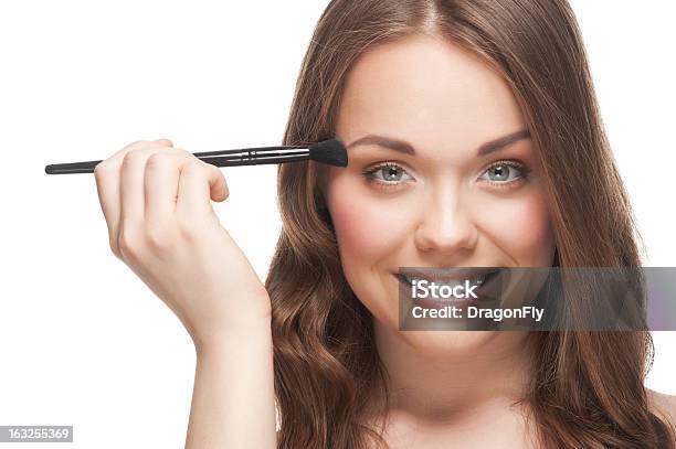 Woman Auftragen Von Makeup Stockfoto und mehr Bilder von 20-24 Jahre - 20-24 Jahre, Attraktive Frau, Auftragen
