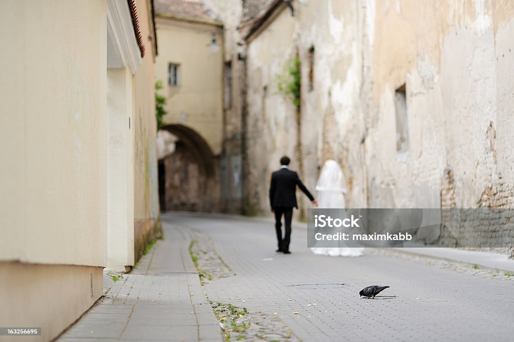 Braut und Bräutigam zu Fuß entfernt - Lizenzfrei Alt Stock-Foto