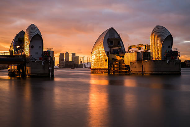 barrière de la tamise - thames flood barrier photos et images de collection