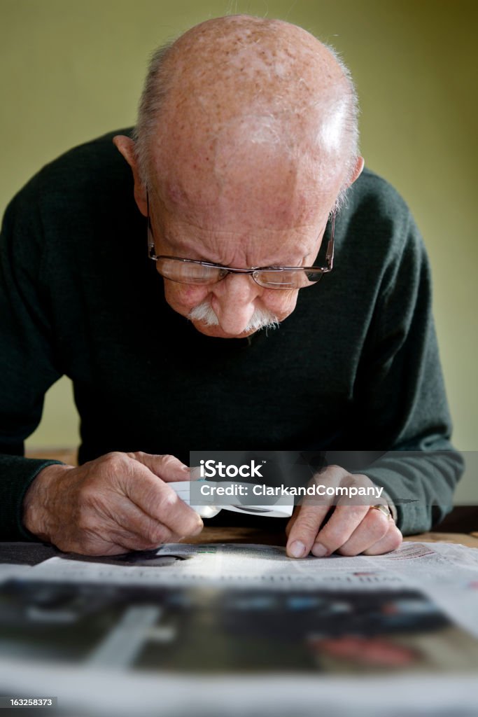 Hombre viejo con la degeneración Macular - Foto de stock de Degeneración macular libre de derechos