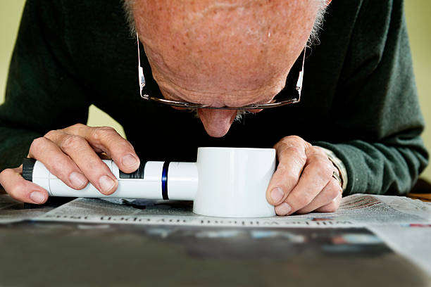 hombre viejo tratando de degeneración macular - pain human eye senior adult men fotografías e imágenes de stock