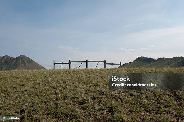 Photo libre de droit de Clôture Et Porte Dans Les Steppes De Mongolie banque d'images et plus d'images libres de droit de Asie - Asie, Chaîne de montagnes, Clôture